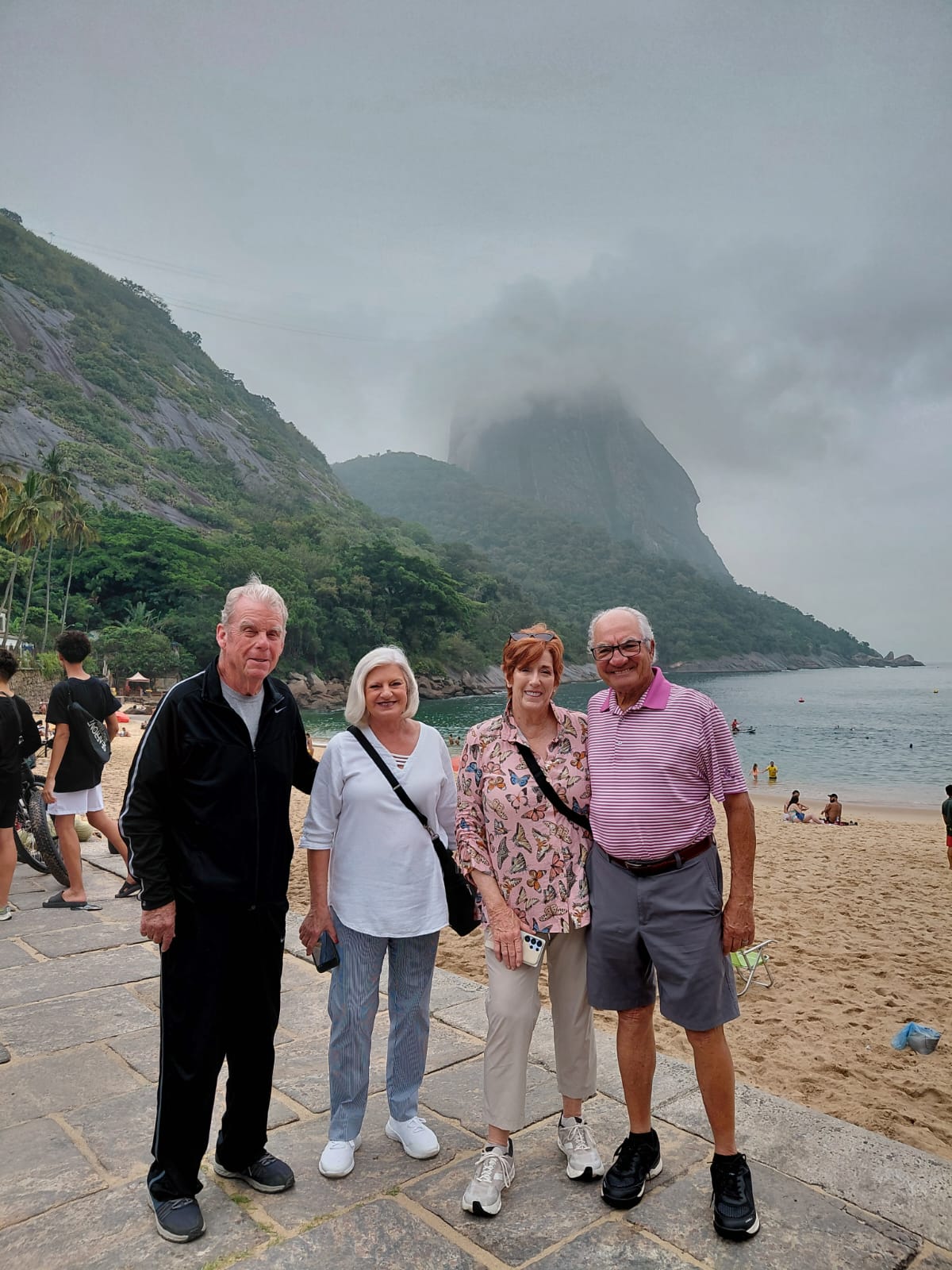 Grupo de turistas na Praia Vermelha, na Urca, com o Pão de Açúcar ao fundo